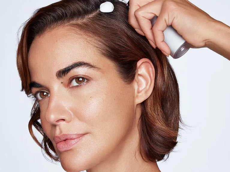 FAQ : POURQUOI LA MOUSSE VOLUMISANTE EST-ELLE INDISPENSABLE AUX CHEVEUX FINS ET CLAIRSEMÉS ?