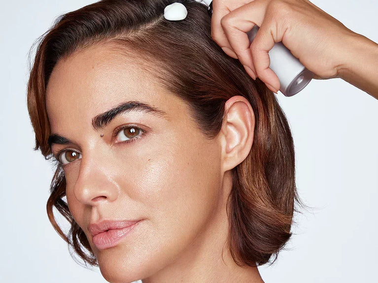 Mousse Volumisante: pourquoi les cheveux fins et clairsemés l'adorent