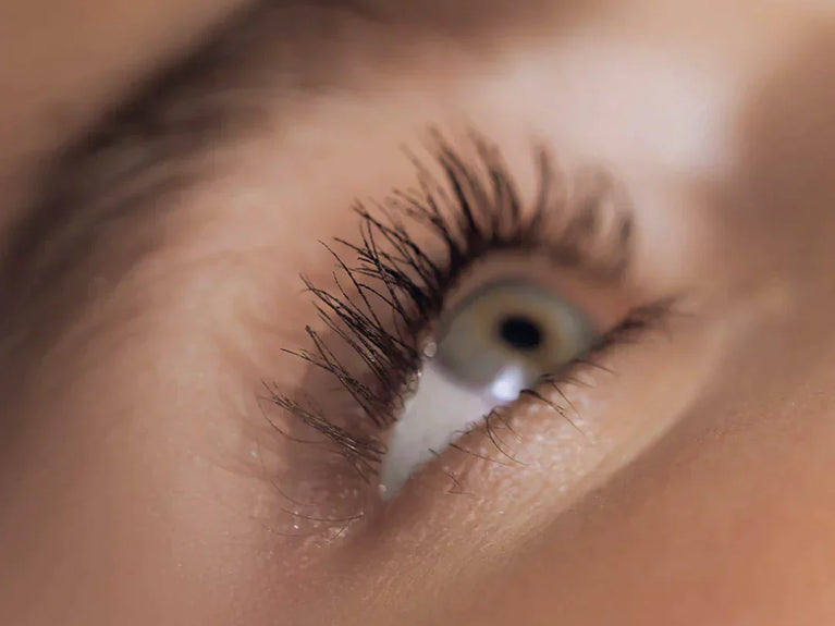 Un Sérum Pour Cils Pour les Yeux Sensibles ? Il Existe Enfin !