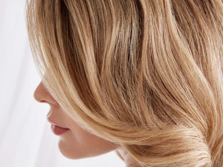 Les coiffures et soins à adopter pour les cheveux fins et clairsemés.