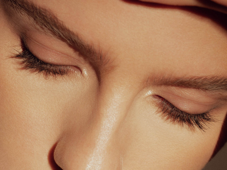 POURQUOI VOS SOURCILS S'AFFINENT-ILS ? LE GUIDE ULTIME