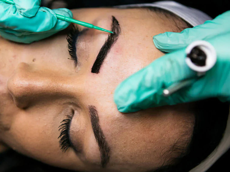 Tirer le Meilleur Parti des Sourcils Pigmentés, Rehaussés ou Teintés