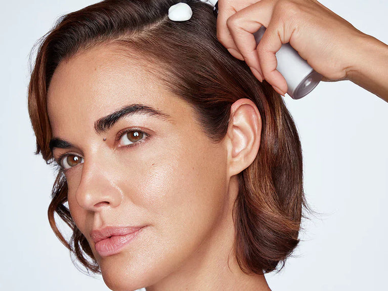 FAQ : POURQUOI LA MOUSSE VOLUMISANTE EST-ELLE INDISPENSABLE AUX CHEVEUX FINS ET CLAIRSEMÉS ?