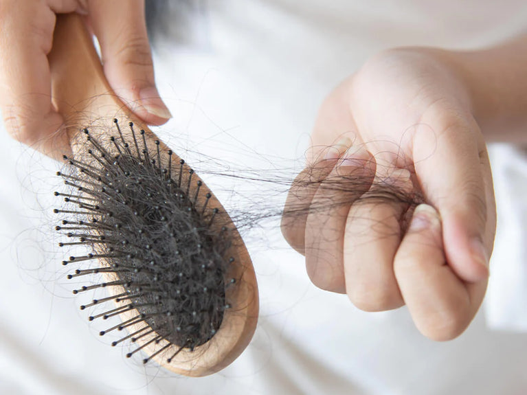 PERTE DE CHEVEUX POST-PARTUM : POURQUOI CELA ARRIVE-T-IL ET QUE FAIRE ?