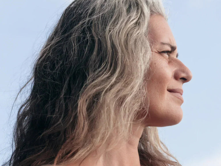 Qu’arrive-T-Il Vraiment à Vos Cheveux avec l’Âge ?