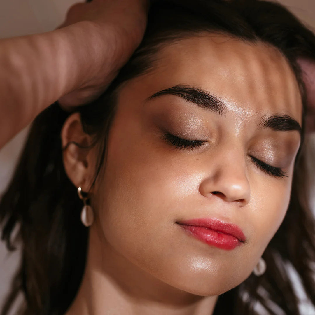 POURQUOI UN CUIR CHEVELU SAIN EST ESSENTIEL POUR DES CHEVEUX FORTS ET BRILLANTS ?