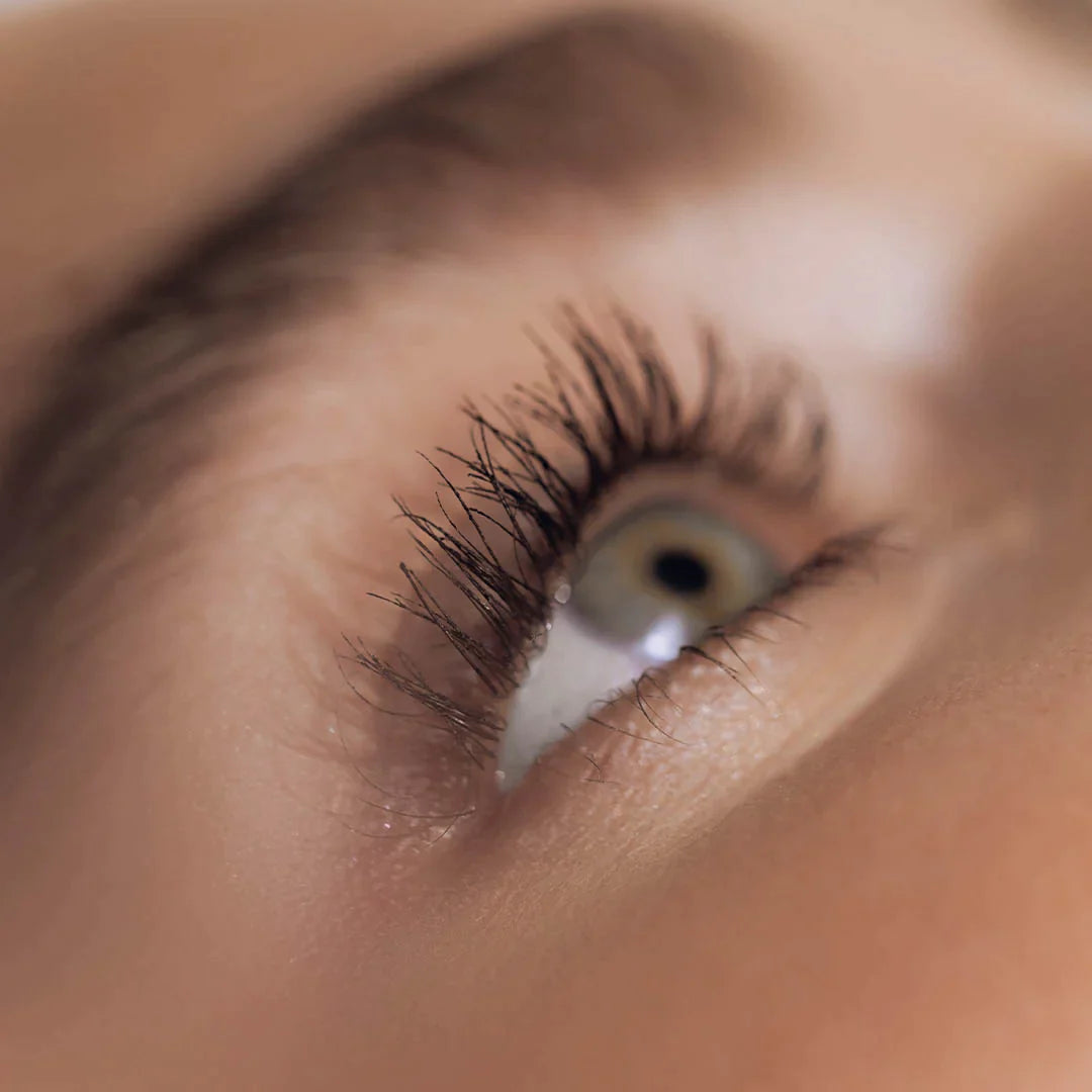Un Sérum Pour Cils Pour les Yeux Sensibles ? Il Existe Enfin !