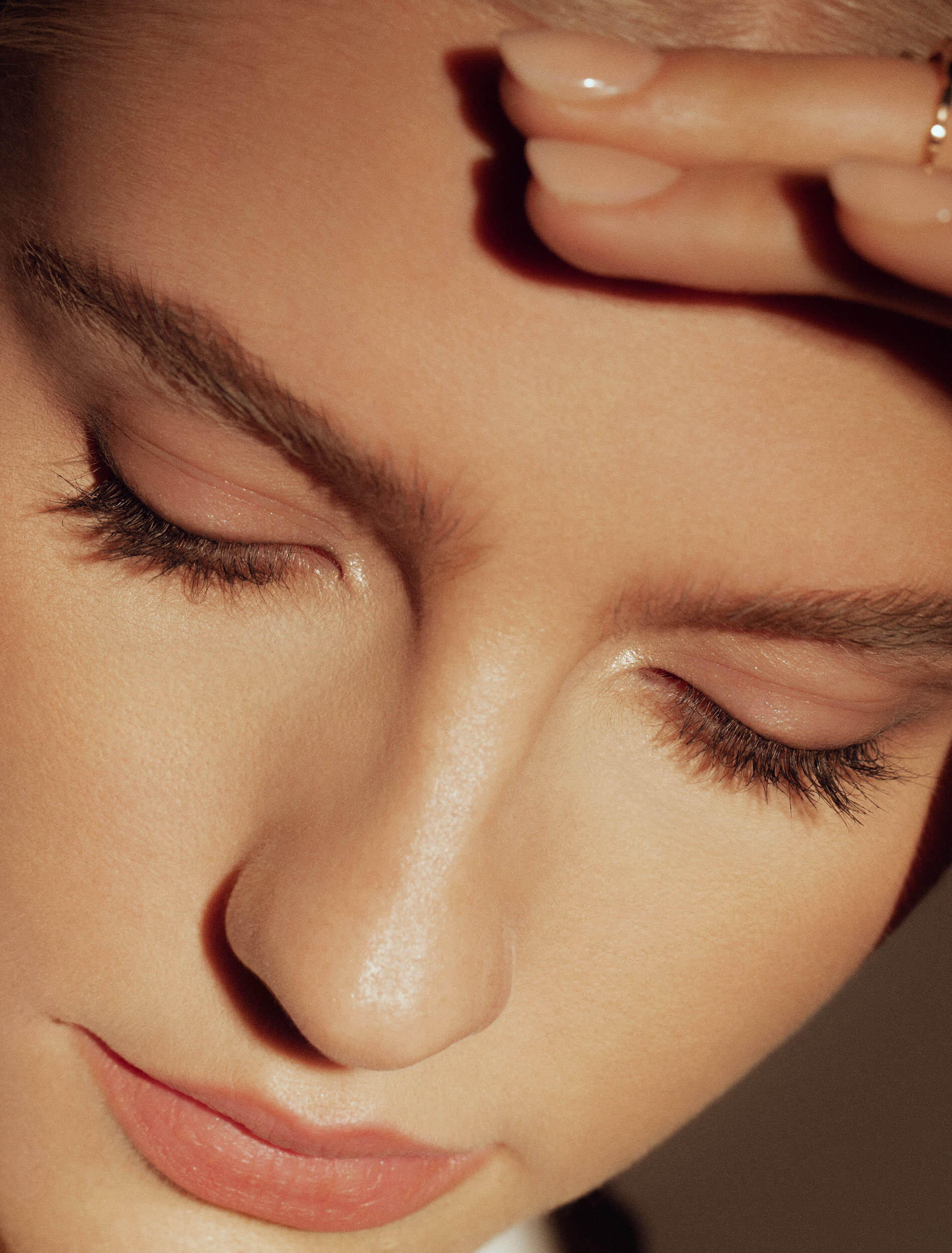 POURQUOI VOS SOURCILS S'AFFINENT-ILS ? LE GUIDE ULTIME