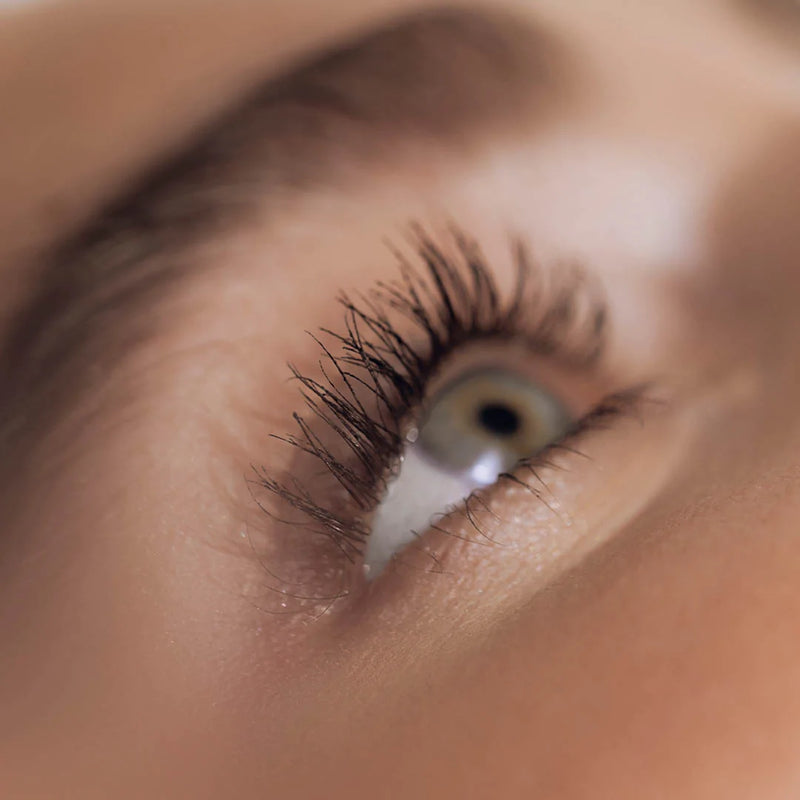 ENFIN UN SÉRUM POUR CILS ADAPTÉ AUX YEUX SENSIBLES !