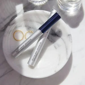BEAUTÉ MINIMALISTE : POURQUOI RÉDUIRE SA ROUTINE BEAUTÉ EST TENDANCE ?