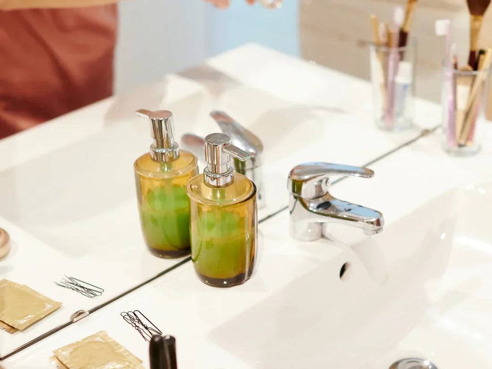 POURQUOI VOS CILS ET SOURCILS MÉRITENT-ILS LEUR PROPRE ROUTINE ?