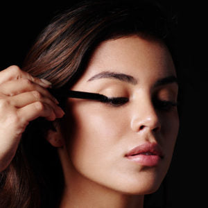 Les 3 Choses à Vérifier Avant d’Appliquer un Produit Cosmétique Près Des Yeux !