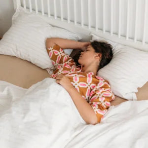 CILS ET SOURCILS ABÎMÉS : ET SI CELA VENAIT DE LA FAÇON DONT VOUS DORMEZ ?