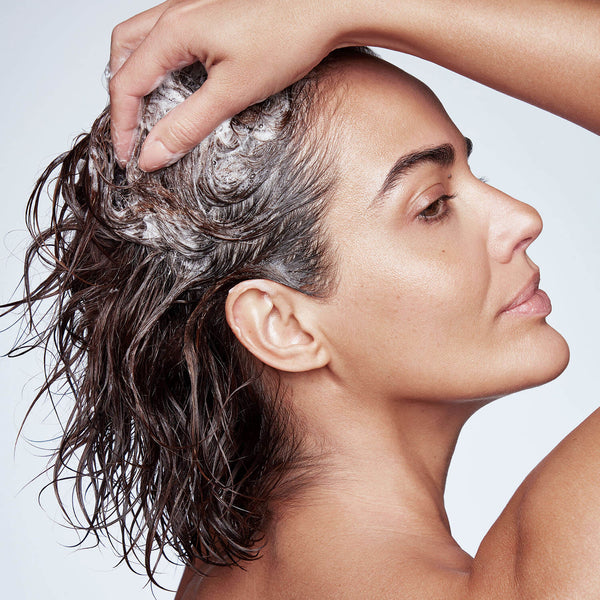 Appliquer le Thickening Shampoo sur cheveux mouillés et masser dans un mouvement circulaire des racines jusqu’aux pointes et en insistant sur le cuir chevelu. Laisser poser 1-2 minutes. Bien rincer.